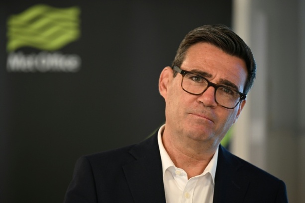 Bild vergr&ouml;&szlig;ern: Medien: Premier Burnham fällt auf Imitator von US-Stabschefin Wiles rein
