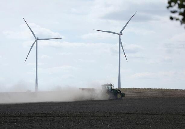 Bild vergr&ouml;&szlig;ern: Agrarminister verspricht Landwirten Unterstützung