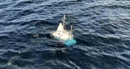 Führerlose Jacht im Atlantik: Rettungskräfte suchen Insassen