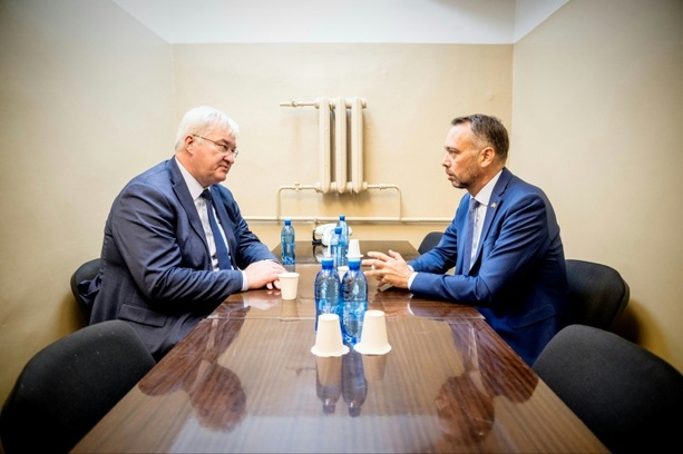 Bild vergr&ouml;&szlig;ern: Belgischer Außenminister muss bei Besuch in Kiew in Luftschutzbunker
