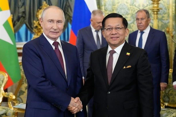 Bild vergr&ouml;&szlig;ern: Putin empfängt Myanmars Staatschef Min Aung Hlaing im Kreml