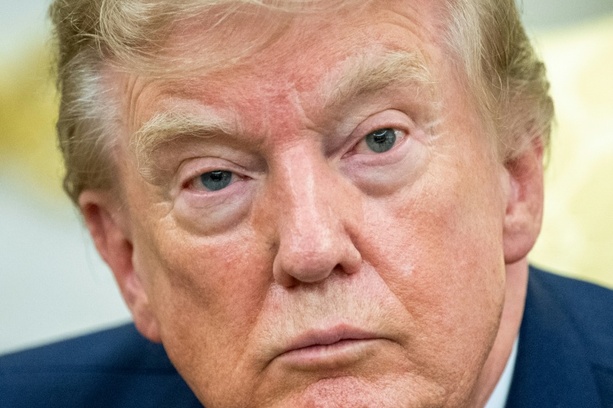 Bild vergr&ouml;&szlig;ern: Einigung in letzter Minute: Trump setzt angekündigte Zölle gegen Kanada aus