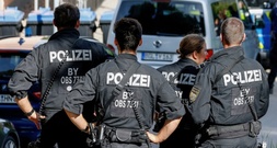 Polizisten schießen auf 14-Jährigen mit Waffenattrappe nahe Haltestelle in München
