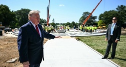 Trump präsentiert neuen Hubschrauber-Landeplatz am Weißen Haus