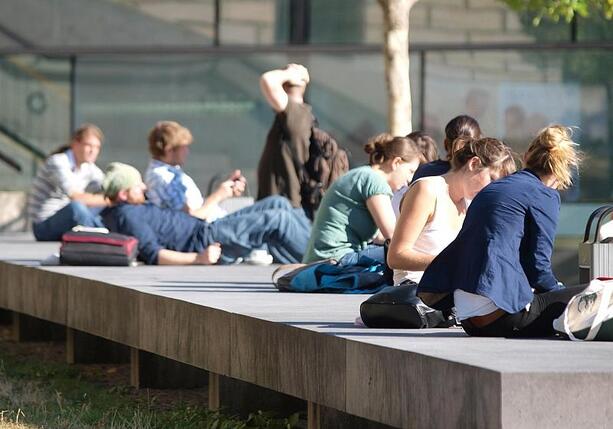 Bild vergr&ouml;&szlig;ern: Umfrage: Junge Erwachsene verlieren Vertrauen in gesetzliche Rente