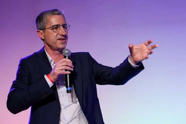 Bild vergr&ouml;&szlig;ern: Per Anhalter: Französischer Präsidentschaftskandidat trifft Wähler