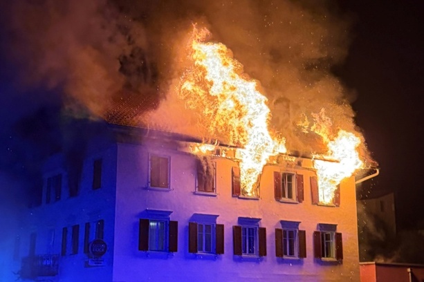 Bild vergr&ouml;&szlig;ern: Fünf Vermisste und 19 Verletzte nach zwei Bränden in Wohngebäuden in der Schweiz