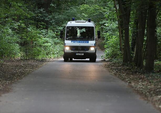 Bild vergr&ouml;&szlig;ern: Waffendepot in Wald bei Berlin entdeckt
