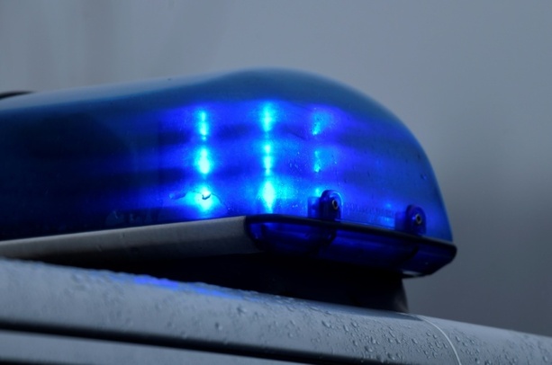 Bild vergr&ouml;&szlig;ern: 58-Jähriger soll in Bayern Polizisten mit Auto angefahren haben - Festnahme
