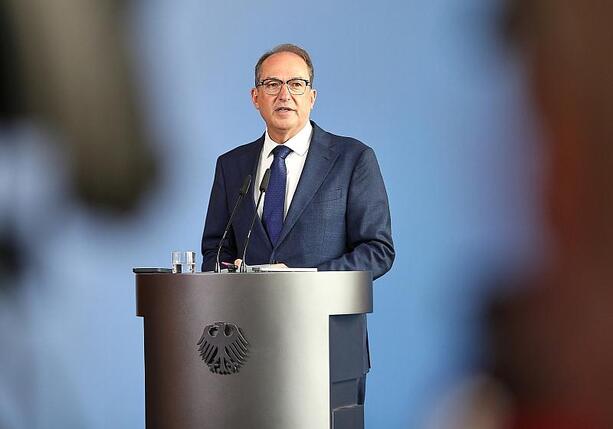Bild vergr&ouml;&szlig;ern: Dobrindt bestätigt Waffenfund - Ausländische Geheimdienste helfen