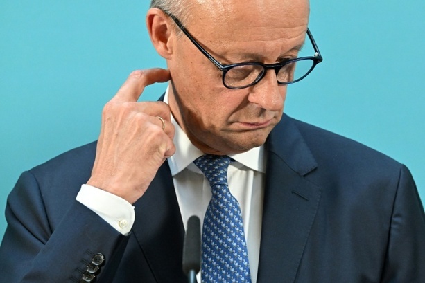 Bild vergr&ouml;&szlig;ern: Merz besucht Hürtgenwald