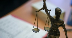 Hausverwalter veruntreut Millionensumme: Drei Jahre Haft in Schleswig-Holstein