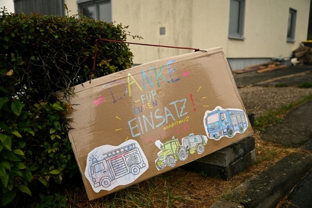 Bild vergr&ouml;&szlig;ern: Merz dankt Einsatzkräften nach Brand in Hürtgenwald - Das ist der Klimawandel
