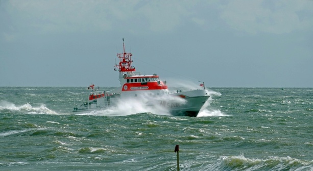 Bild vergr&ouml;&szlig;ern: Segeljacht kentert vor Büsum: Drei Schiffbrüchige aus Nordsee gerettet