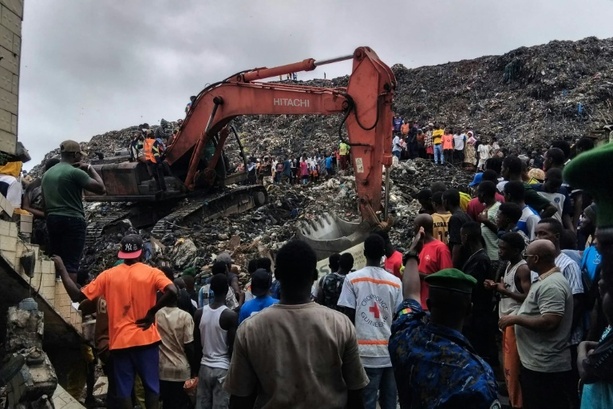 Bild vergr&ouml;&szlig;ern: Müllkippe rutscht auf Siedlung: Mindestens 18 Todesopfer in Guinea