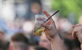 AOK-Chefin fordert höhere Preise für Alkohol und Tabak