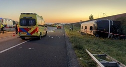Bus mit zwei deutschen Schulklassen in den Niederlanden verunglückt - Mehrere Verletzte