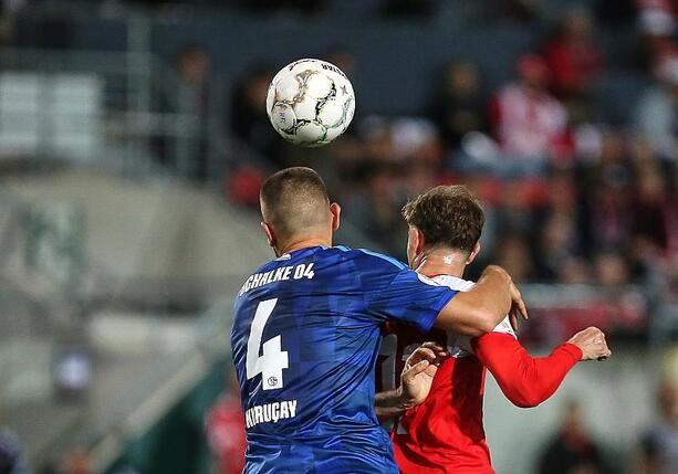 Bild vergr&ouml;&szlig;ern: DFB-Pokal: Schalke gewinnt in Halle erst nach Verlängerung
