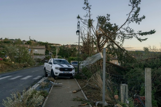 Bild vergr&ouml;&szlig;ern: Tornado verwüstet Dorf in Südwest-Frankreich: 39 Verletzte