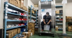Kühlschrank für Menschen soll japanische Arbeiter vor Hitze schützen