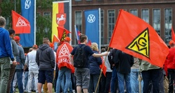 VW-Chef Blume trifft auf Beschäftigte - Betriebsrat sieht Vertrauen beschädigt