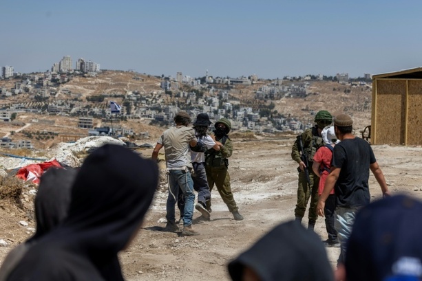 Bild vergr&ouml;&szlig;ern: Israelische Siedler im Westjordanland greifen AFP-Journalisten an