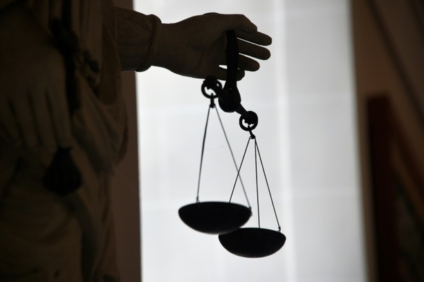 Bild vergr&ouml;&szlig;ern: Bekannte mit Stich in Hals getötet: Dreieinhalb Jahre Haft für Mann in Niedersachsen