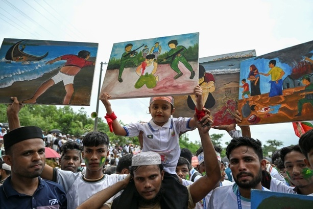 Bild vergr&ouml;&szlig;ern: Bangladesch: Zehntausende Rohingya protestieren gegen Bedingungen in Flüchtlingslagern