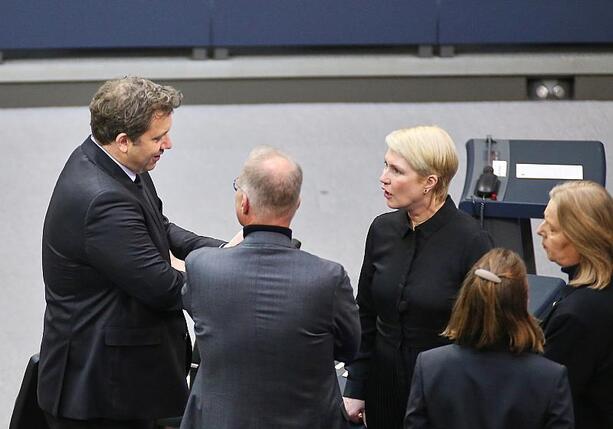 Bild vergr&ouml;&szlig;ern: Schwesig stellt sich hinter SPD-Spitze