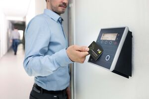 Smart Lock für Gewerbe und Büro: Mechanische Schlüssel gegenüber digitaler Zutrittskontrolle im Verg