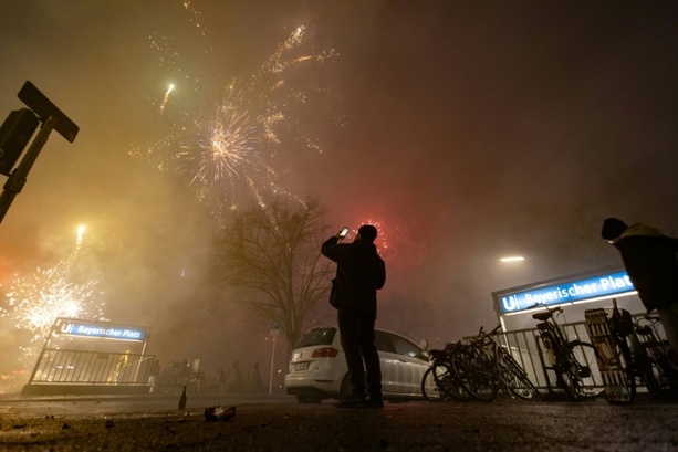 Bild vergr&ouml;&szlig;ern: Silvesterrakete in Berliner Wohnung geschossen: Neue Verhandlung gegen Influencer