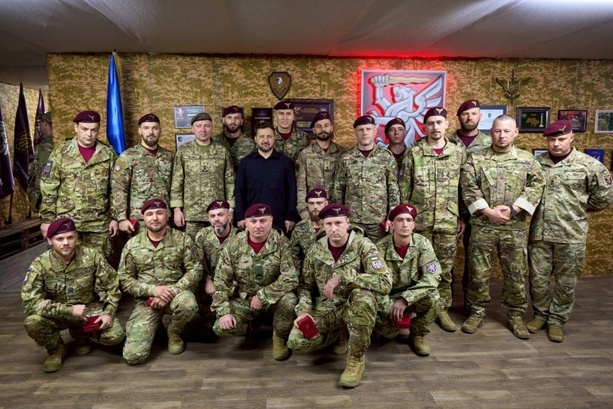 Bild vergr&ouml;&szlig;ern: Selenskyj besucht ukrainische Soldaten an der Front