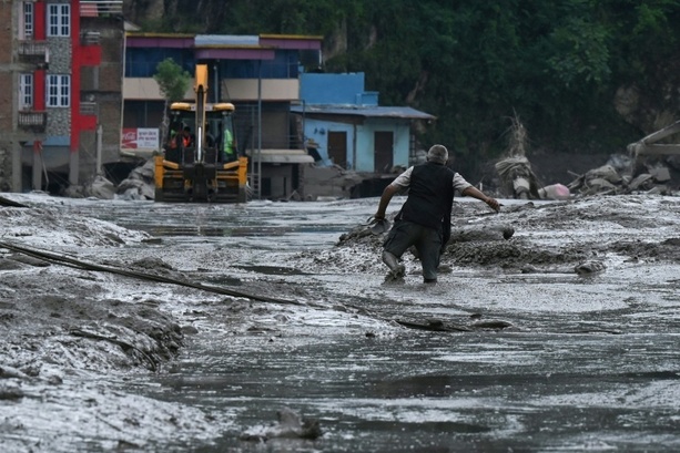 Bild vergr&ouml;&szlig;ern: US-Erdbebenwarte: Verheerende Sturzflut in Nepal durch Gletscherabbruch ausgelöst