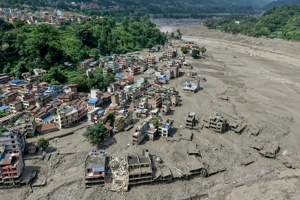 Bild vergr&ouml;&szlig;ern: Verheerende Sturzflut: Mehr als 1300 Menschen in Nepal und Tibet vermisst