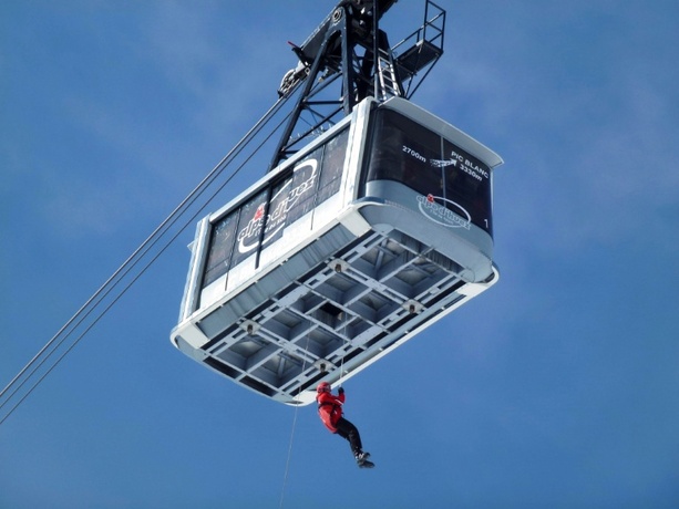Bild vergr&ouml;&szlig;ern: Seilbahn in französischen Alpen rammt Kran: 23 Menschen verletzt
