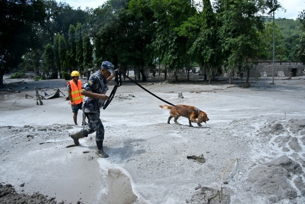 Bild vergr&ouml;&szlig;ern: Zahl der Todesopfer nach Sturzflut in Nepal steigt auf mindestens 469