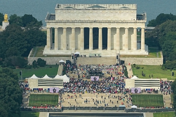 Bild vergr&ouml;&szlig;ern: Marsch auf Washington: Hunderte demonstrieren gegen Wahlrechtseinschränkungen durch Trump