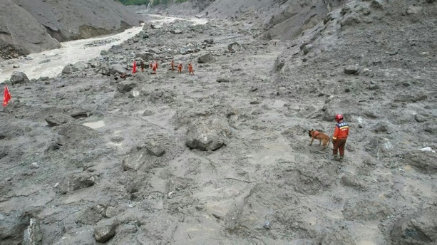 Bild vergr&ouml;&szlig;ern: Schon mehr als 680 Tote nach Sturzflut im Himalaya geborgen