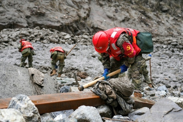 Bild vergr&ouml;&szlig;ern: Sturzflut im Himalaya: Erdrutsch formt neuen See - Retter in Tibet abgezogen