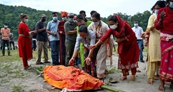 Zahl der Toten nach Sturzflut steigt in Nepal auf mindestens 903