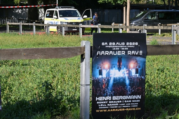 Bild vergr&ouml;&szlig;ern: Polizei sucht nach Schüssen bei Rave in der Schweiz weiterhin den oder die Täter