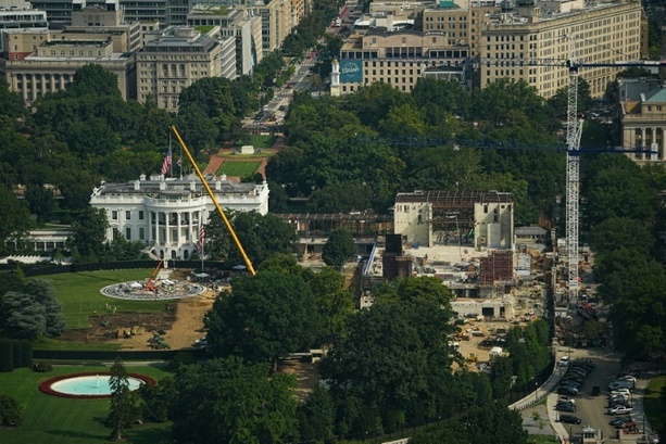 Bild vergr&ouml;&szlig;ern: Oberstes US-Gericht erlaubt Weiterbau von Trumps Ballsaal bis auf Weiteres