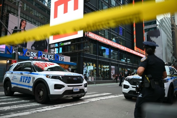 Bild vergr&ouml;&szlig;ern: Ein Todesopfer bei Messerattacke am New Yorker Times Square - Angreiferin erschossen