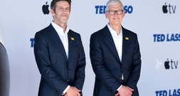 Apple-Chef Tim Cook übergibt an seinen Nachfolger John Ternus