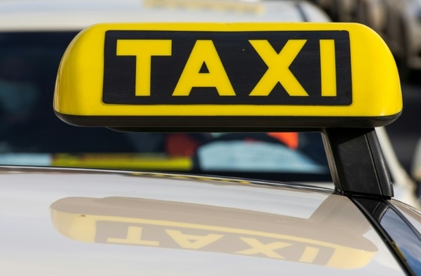 Bild vergr&ouml;&szlig;ern: Taxifahrer prallt gegen Baumstumpf: Eine Tote und ein Schwerverletzter