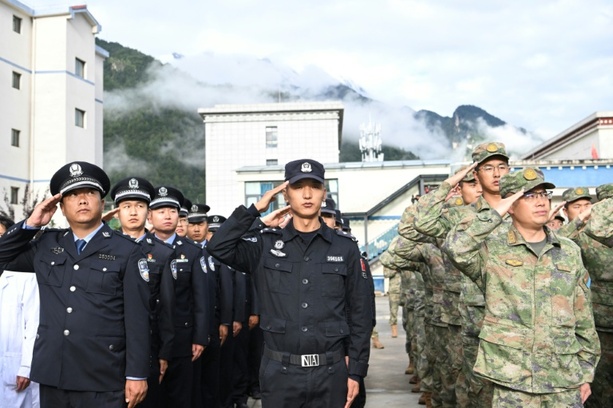 Bild vergr&ouml;&szlig;ern: Chinesische Staatsmedien: Gedenkfeiern für Sturzflut-Opfer in Tibet abgehalten