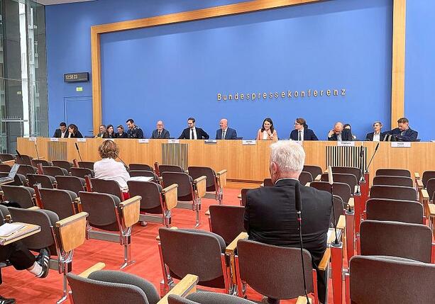 Bild vergr&ouml;&szlig;ern: Bundesregierung fordert von Bevölkerung Vertrauen