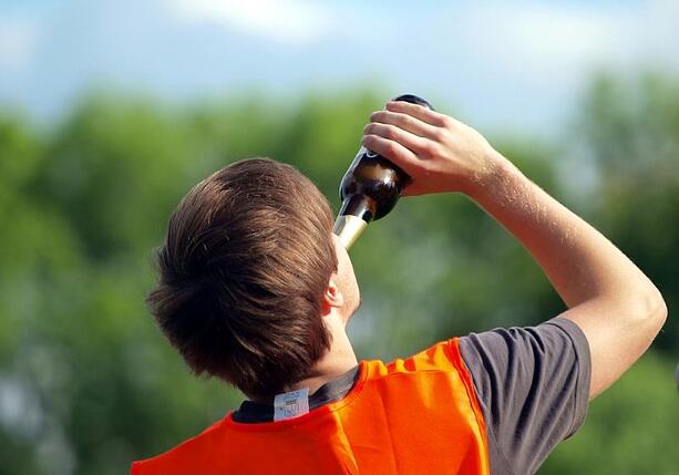 Bild vergr&ouml;&szlig;ern: Weniger junge Menschen trinken Alkohol