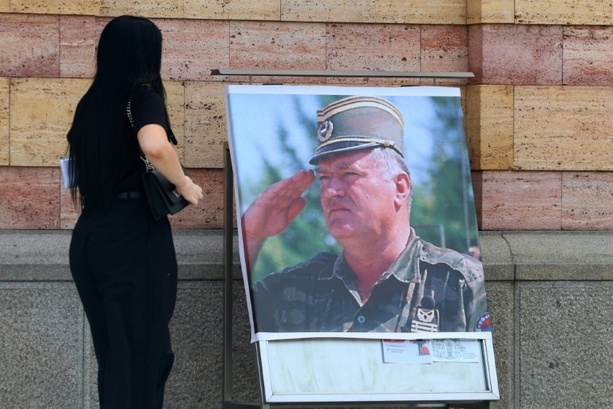 Bild vergr&ouml;&szlig;ern: Leiche von Kriegsverbrecher Mladic in Serbien eingetroffen