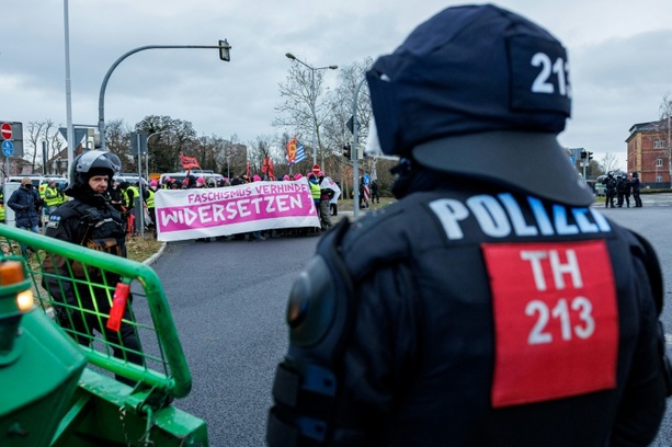 Bild vergr&ouml;&szlig;ern: Angriff auf Youtuber und Polizisten bei AfD-Bundesparteitag: Anklage erhoben